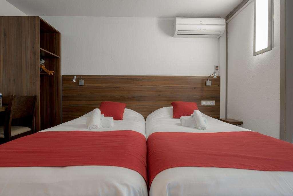 Brit Hotel Plaisance A9/A61 Narbonne Room photo